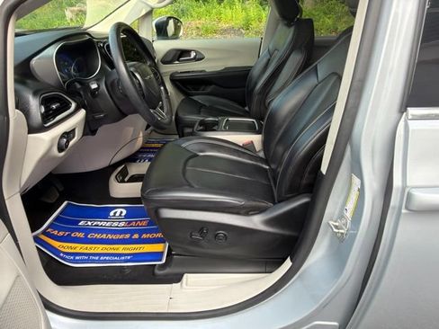 Certified 2023 Chrysler Pacifica Touring-L FWD image 15
