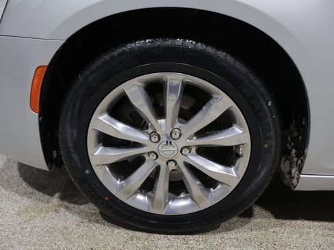 Used 2019 Chrysler 300 Touring image 9