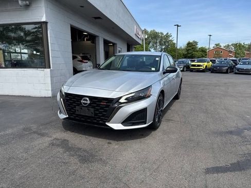 Used 2023 Nissan Altima 2.5 SR FWD image 5
