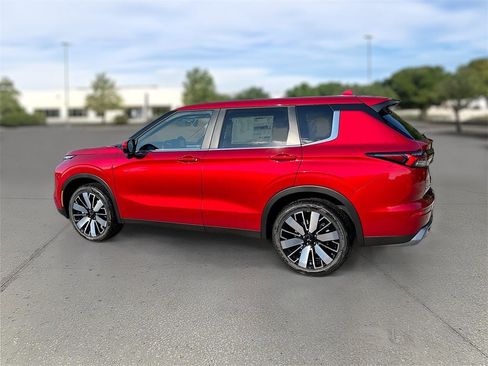 New 2025 Mitsubishi Outlander SE image 5