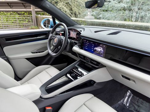 Certified 2025 Porsche Macan Electric image 50