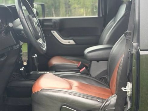 Used 2013 Jeep Wrangler Sahara w/ Connectivity Group AWD/4WD image 9
