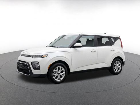 Used 2025 Kia Soul LX w/ LX Technology Package FWD image 3