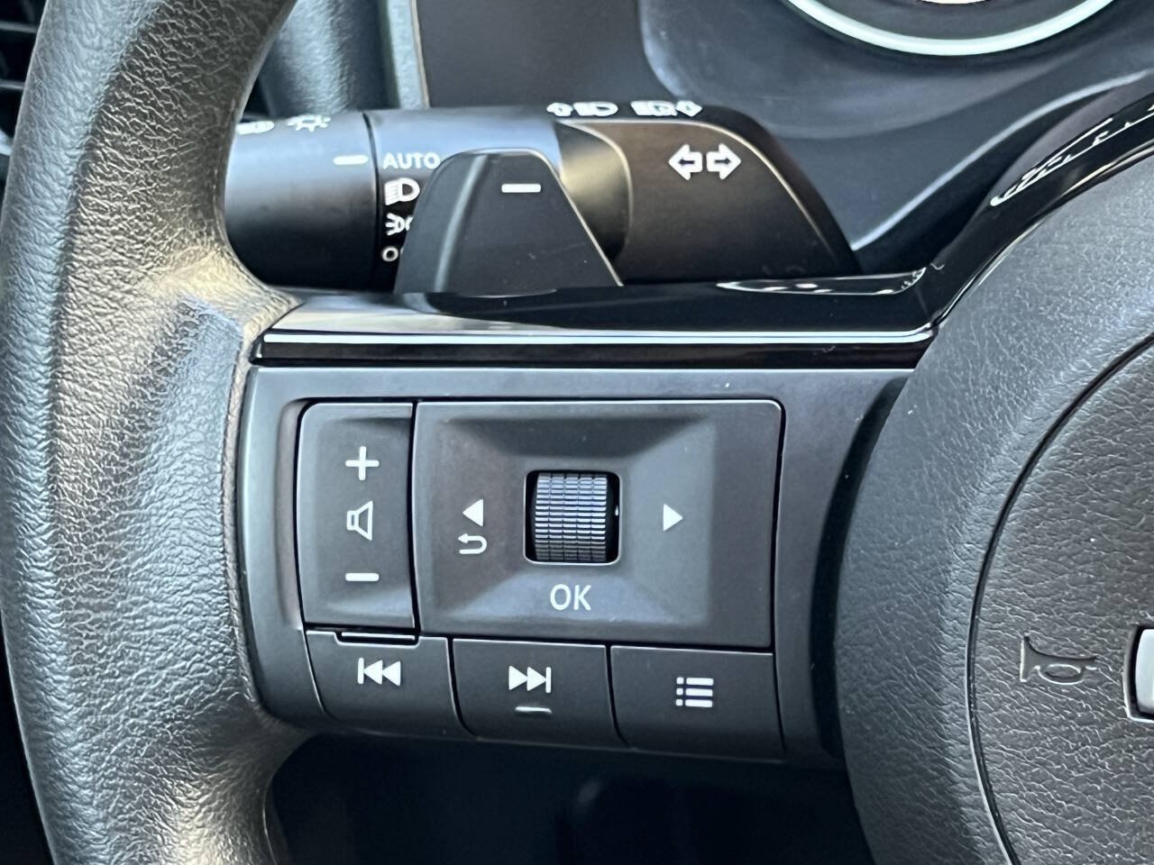 Used 2023 Nissan Rogue SV AWD/4WD image 23