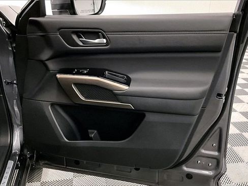 Used 2025 Nissan Pathfinder Platinum image 19