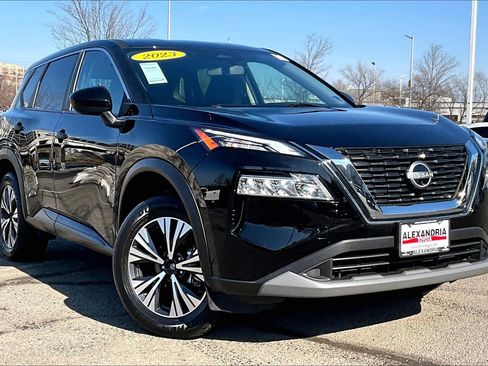 Used 2023 Nissan Rogue SV image 2