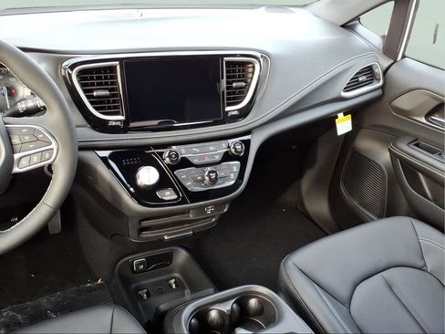 New 2026 Chrysler Pacifica Select image 15
