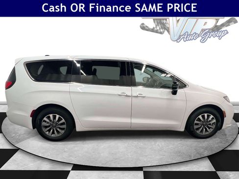 Used 2024 Chrysler Pacifica Limited FWD image 5