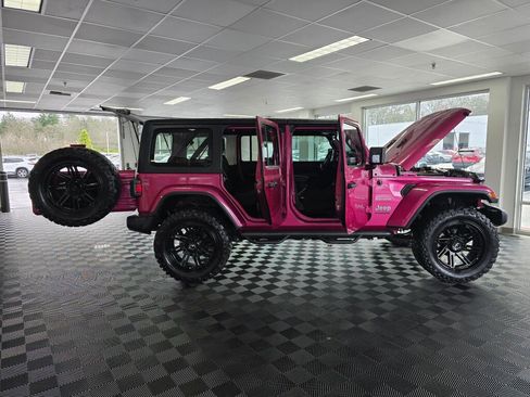 Used 2022 Jeep Wrangler Unlimited Sahara image 16