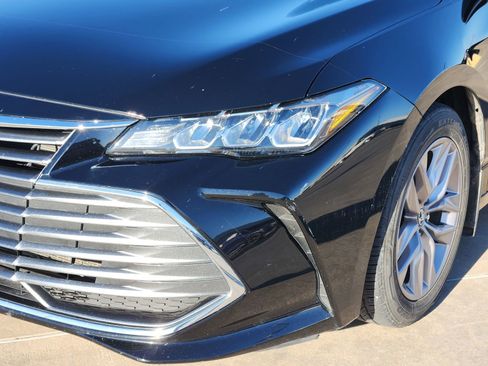 Used 2019 Toyota Avalon XLE image 11