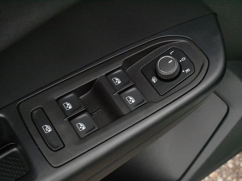 Used 2025 Volkswagen Taos SE AWD/4WD image 19
