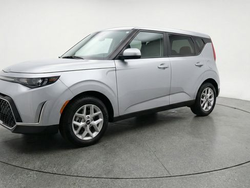 Used 2025 Kia Soul LX w/ LX Technology Package FWD image 3