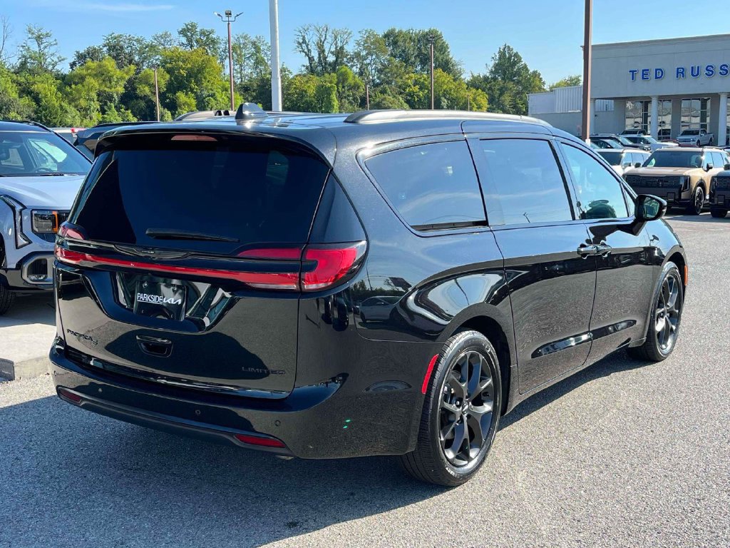 Used 2025 Chrysler Pacifica Limited FWD image 29