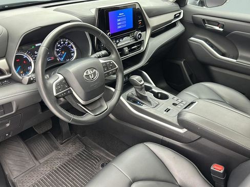 Used 2024 Toyota Highlander XLE AWD/4WD image 13