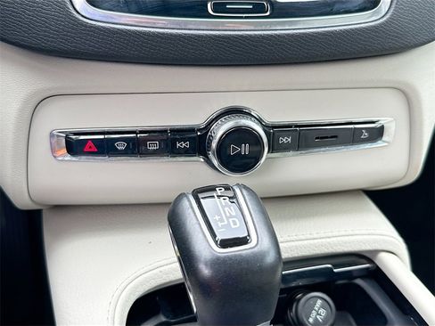 Used 2021 Volvo XC90 T5 Momentum w/ Climate Package image 17