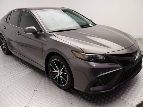 Used 2022 Toyota Camry SE FWD image 6