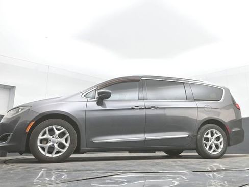 Used 2017 Chrysler Pacifica Touring-L Plus w/ Tire & Wheel Group FWD image 30