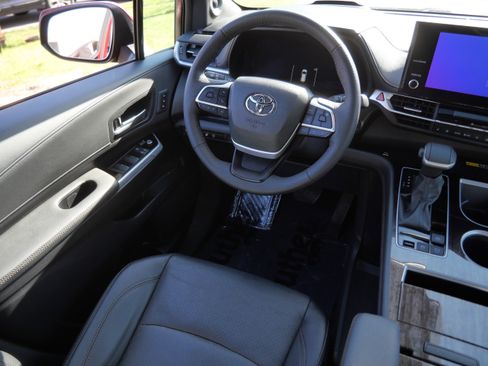 Used 2025 Toyota Sienna Platinum AWD/4WD image 9