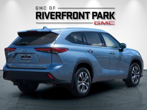 Used 2020 Toyota Highlander XLE AWD/4WD image 3