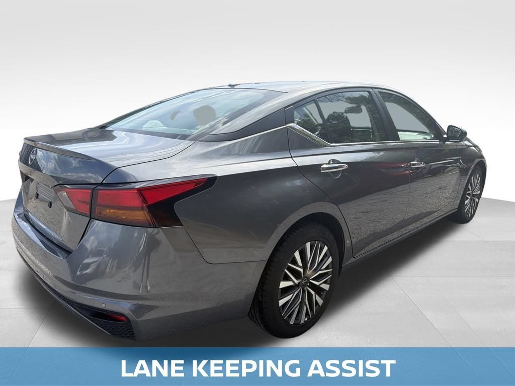 Used 2025 Nissan Altima 2.5 SV FWD image 17
