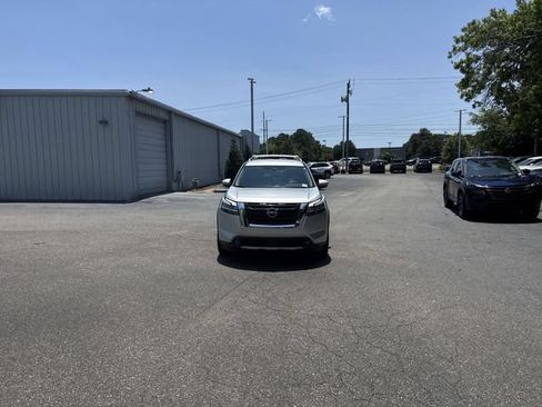 Used 2023 Nissan Pathfinder SL FWD image 2