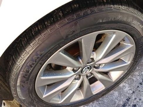 Used 2015 Toyota Camry XLE w/ Moonroof Package image 8