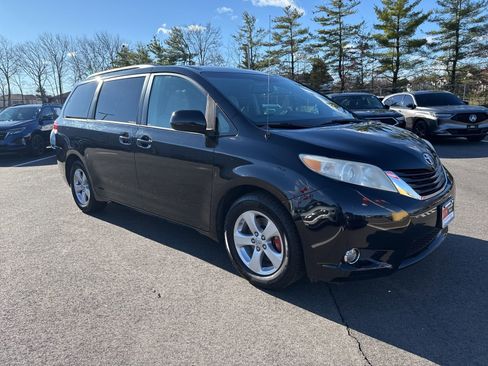 Used 2014 Toyota Sienna LE image 3
