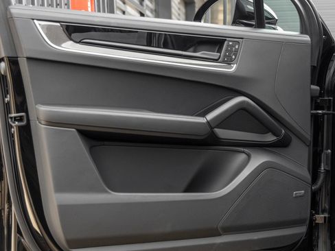New 2025 Porsche Cayenne Turbo AWD/4WD image 19