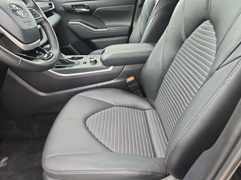 Used 2025 Toyota Highlander XSE AWD/4WD image 17