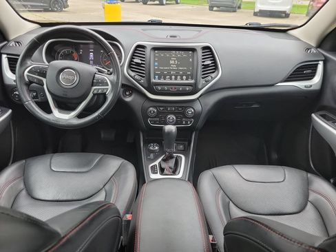 Used 2018 Jeep Cherokee Trailhawk AWD/4WD image 12
