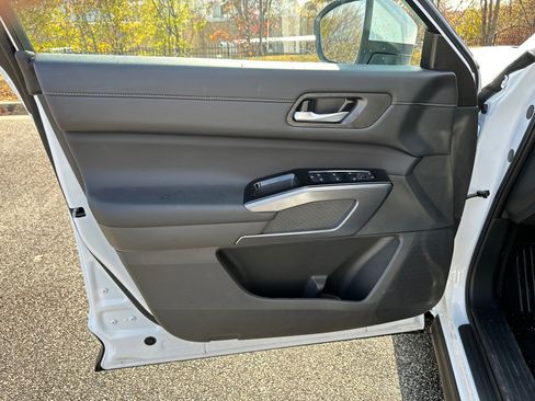 New 2025 Nissan Pathfinder SL w/ SL Premium Package image 10