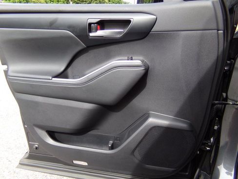 Used 2025 Toyota Highlander XLE AWD/4WD image 41
