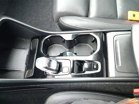 Certified 2025 Volvo XC40 B5 Plus image 21