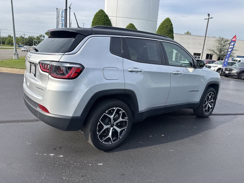 Used 2025 Jeep Compass Limited AWD/4WD image 3