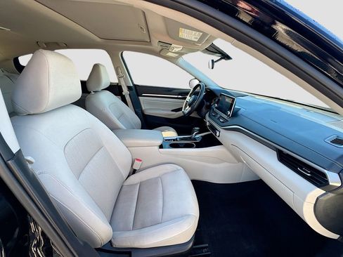 Used 2022 Nissan Altima 2.5 SV w/ SV Premium Package image 18