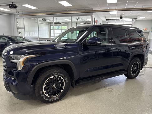 Used 2023 Toyota Sequoia SR5 w/ SR5 Premium Package image 5