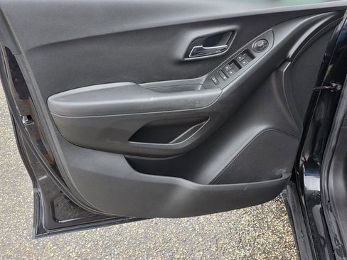 Used 2020 Chevrolet Trax LS FWD image 24