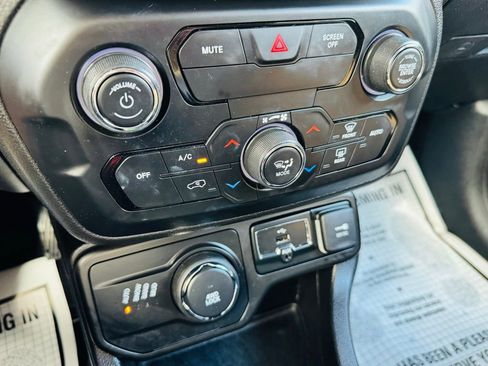 Used 2018 Jeep Renegade Latitude w/ Cold Weather Group image 18