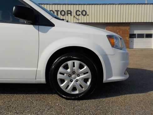 Used 2018 Dodge Grand Caravan SE w/ UConnect Hands-Free Group FWD image 9