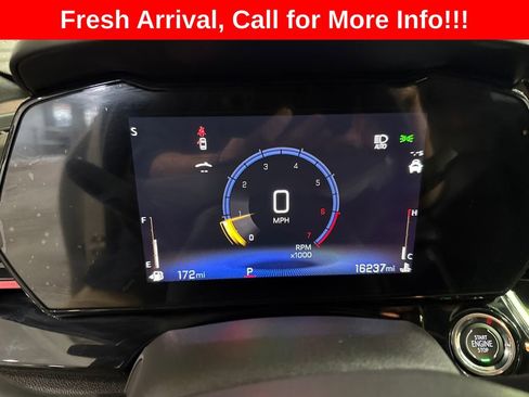 Used 2025 Chevrolet Trax RS w/ Sunroof Package image 2