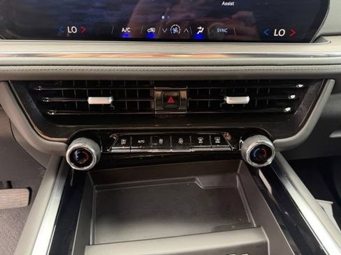 Used 2025 Chevrolet Suburban LS RWD image 18