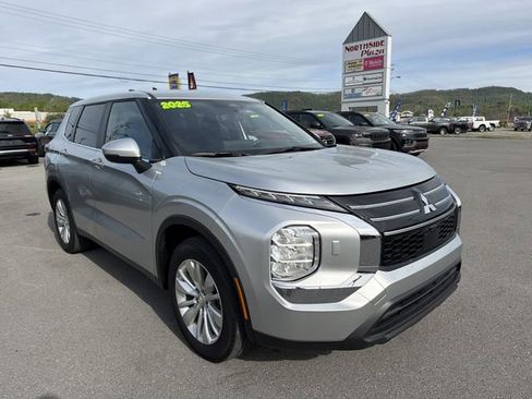Used 2025 Mitsubishi Outlander ES AWD/4WD image 3