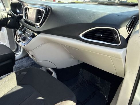 Used 2023 Chrysler Voyager LX image 19