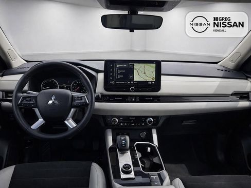 Used 2025 Mitsubishi Outlander AWD image 9
