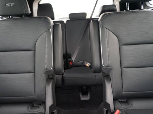 Used 2025 Buick Enclave Sport Touring FWD image 18