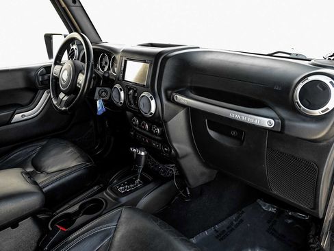 Used 2018 Jeep Wrangler Unlimited Sahara image 15