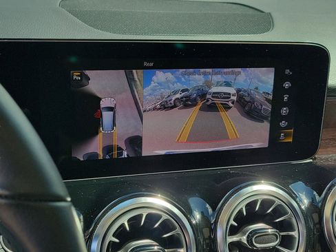 Used 2023 Mercedes-Benz GLB 250 4MATIC image 33