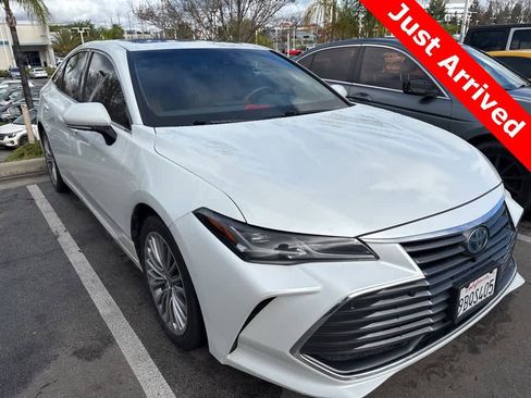 Used 2022 Toyota Avalon Limited image 2