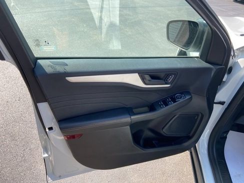 Used 2022 Ford Escape SE image 9