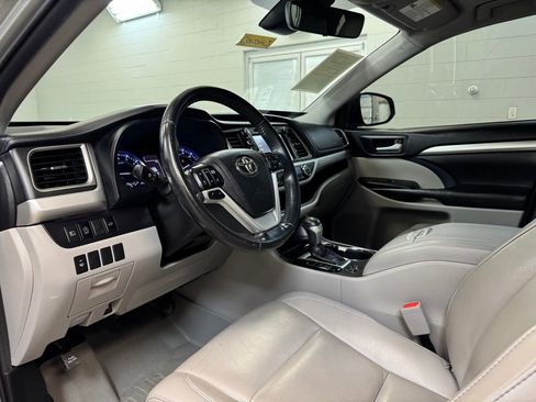 Used 2019 Toyota Highlander XLE FWD image 12